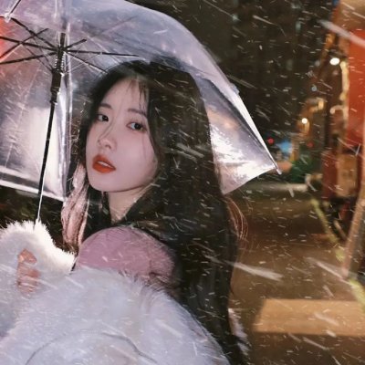 走在雪地上的人